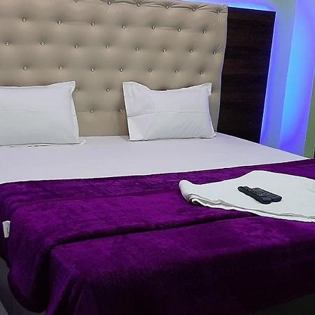 Adilabad Hotel Radhe Krishna מראה חיצוני תמונה